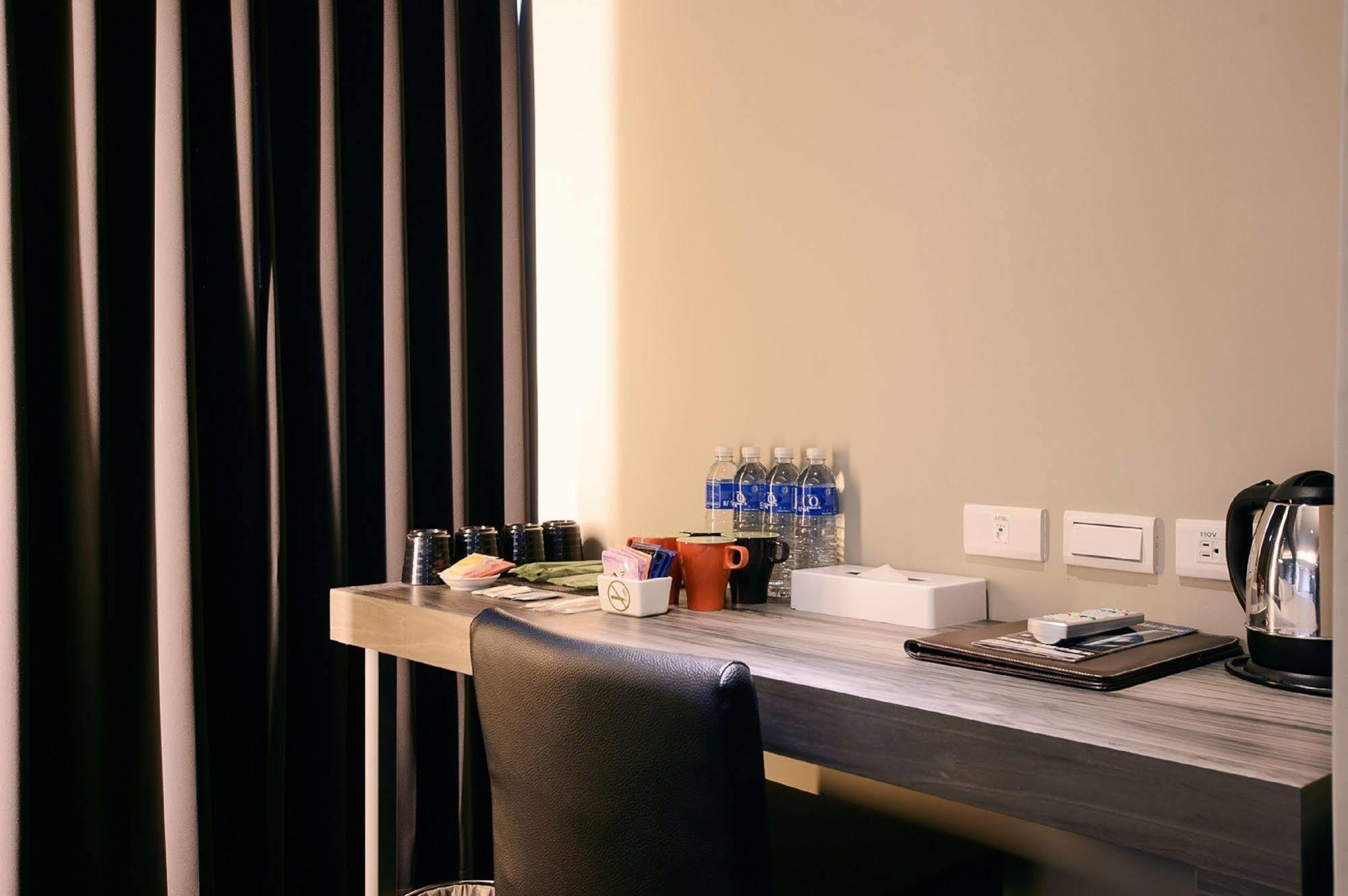 Kiwi Express Hotel - Jiuru Rd Гаосюн Екстер'єр фото