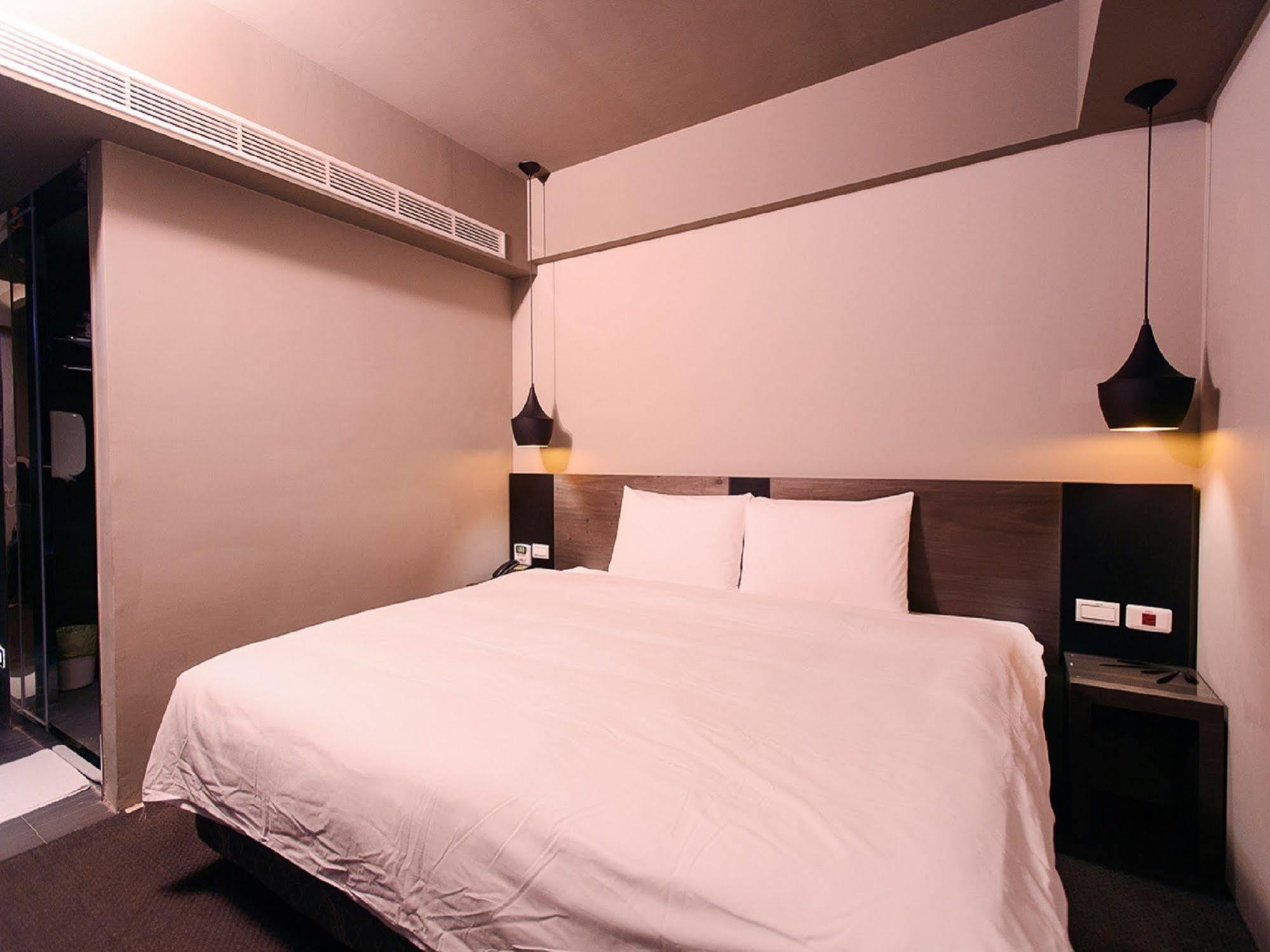 Kiwi Express Hotel - Jiuru Rd Гаосюн Екстер'єр фото