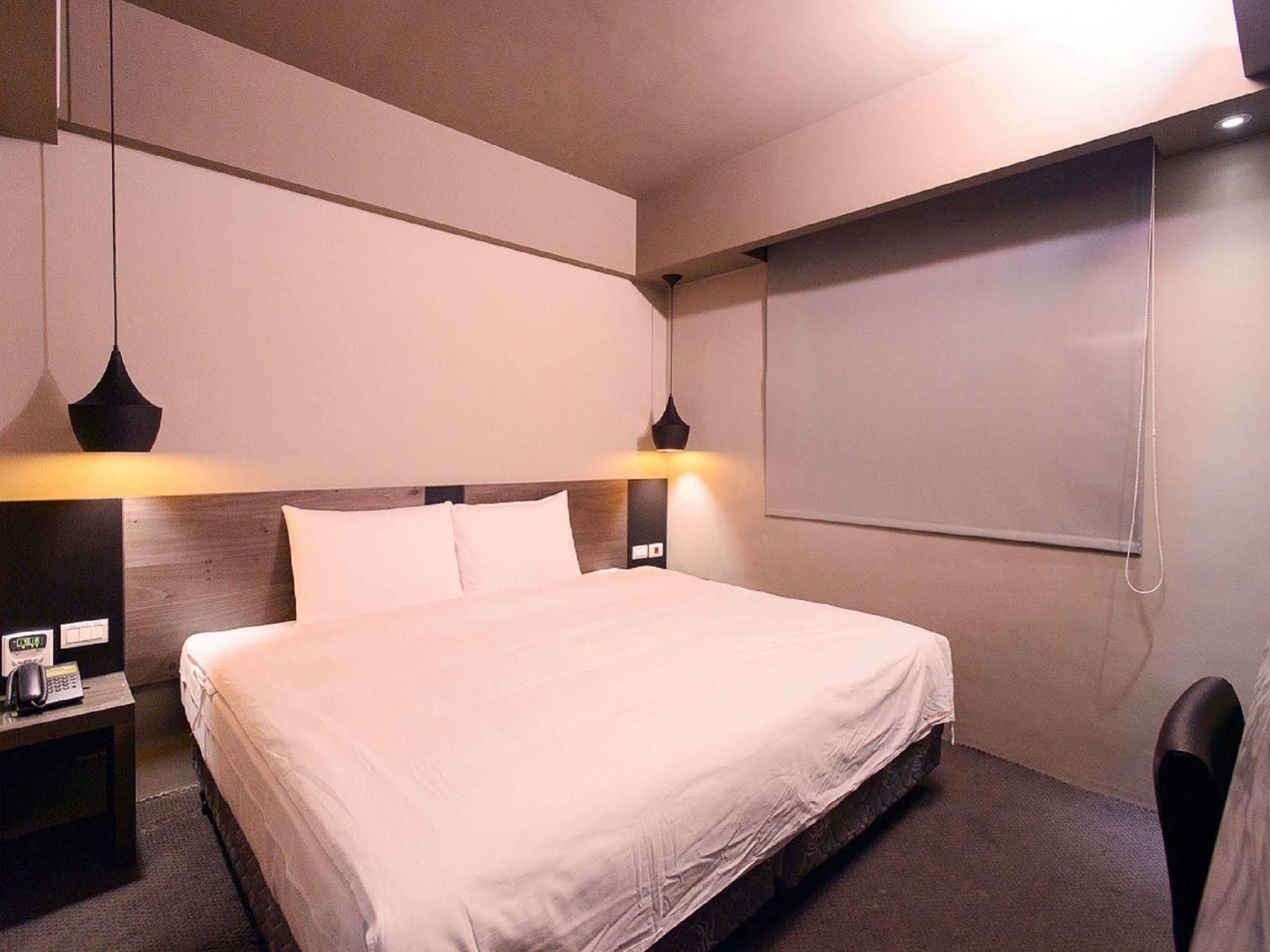 Kiwi Express Hotel - Jiuru Rd Гаосюн Екстер'єр фото