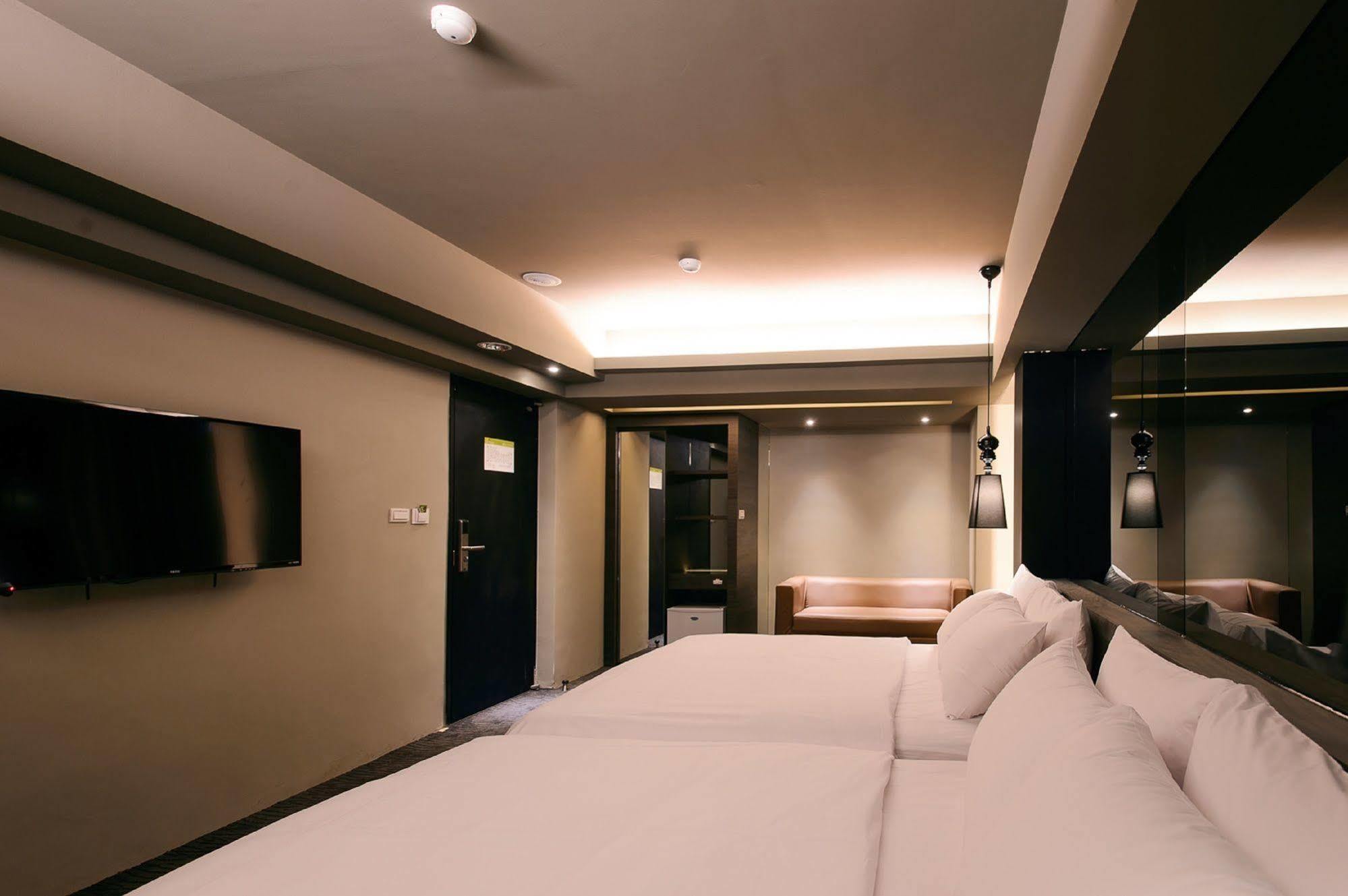 Kiwi Express Hotel - Jiuru Rd Гаосюн Екстер'єр фото