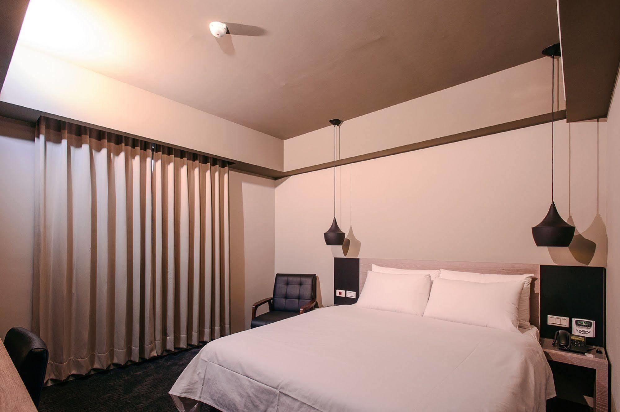 Kiwi Express Hotel - Jiuru Rd Гаосюн Екстер'єр фото