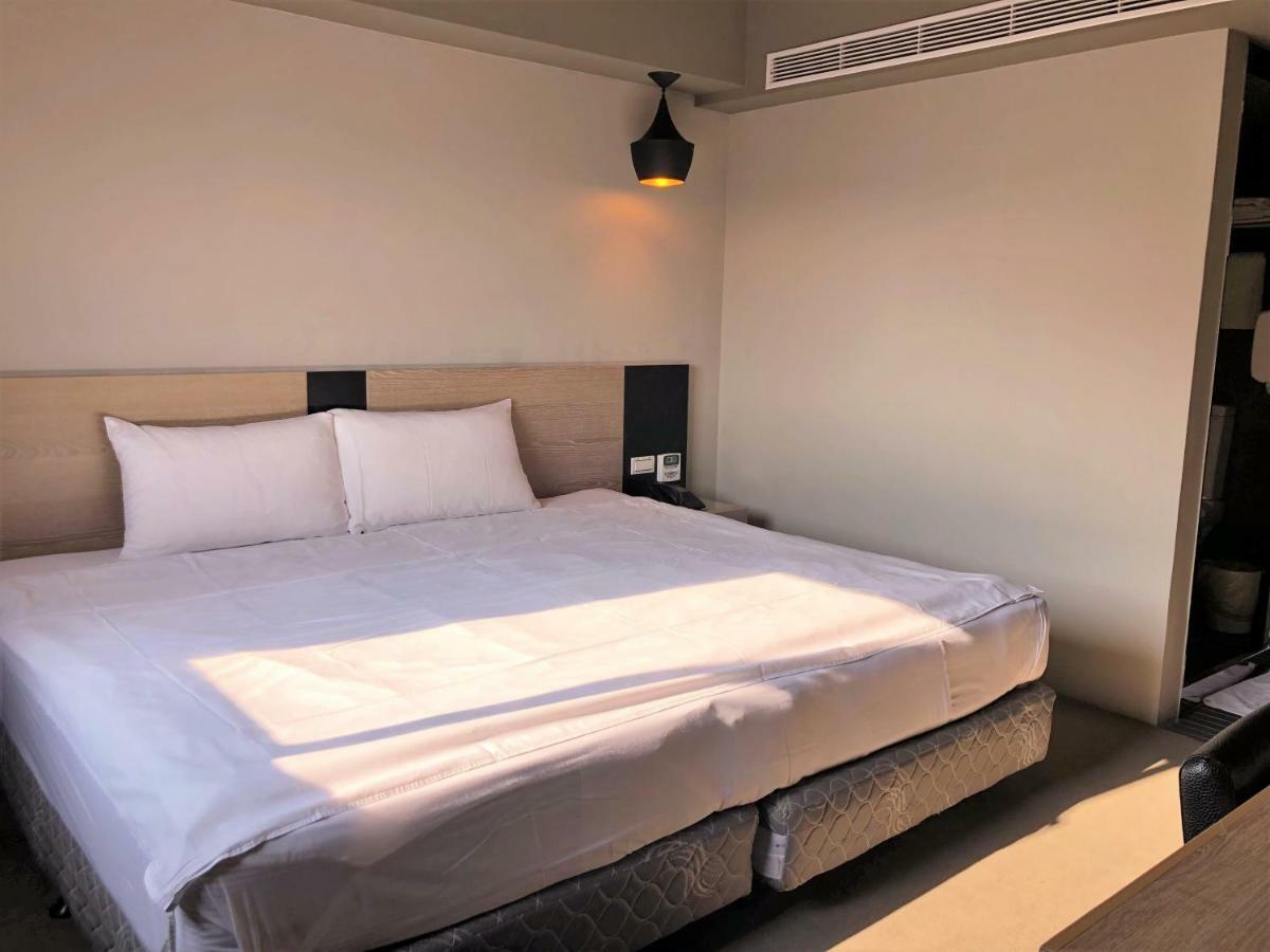 Kiwi Express Hotel - Jiuru Rd Гаосюн Екстер'єр фото